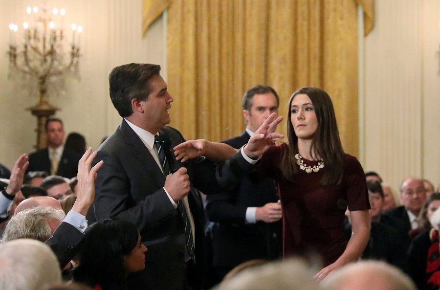 La Casa Blanca suspendió la credencial de Acosta el pasado 7 de noviembre debido a su reticencia a ceder el micrófono después de hacer una pregunta a 