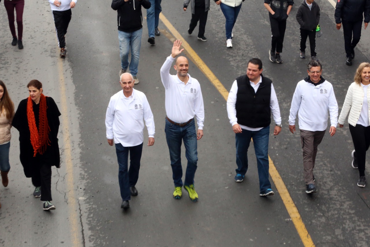 El desfile iba encabezado por el alcalde Miguel Treviño de Hoyos. (Foto: Leonel Rocha)