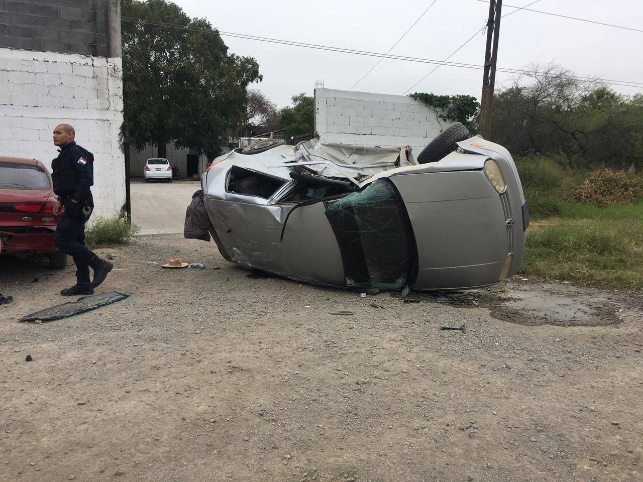 El auto quedo volcado, dos personas perdieron la vida