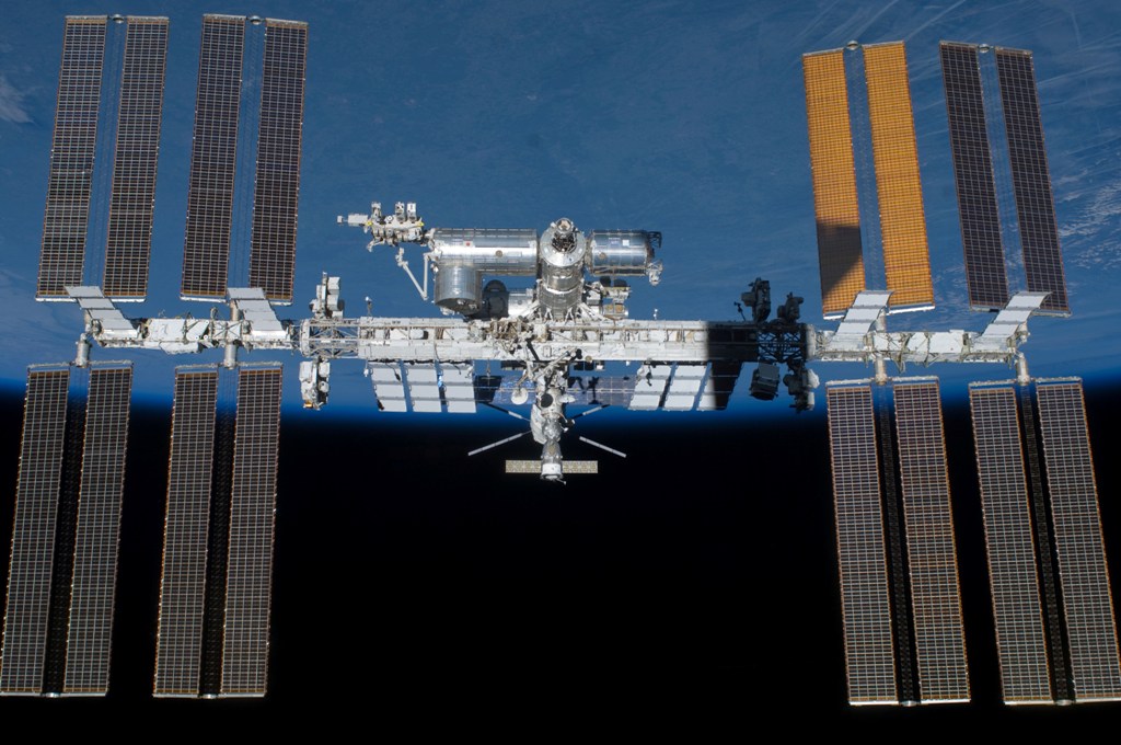 La Estación Espacial Internacional orbita a 400 kilómetros de la Tierra. (NASA)