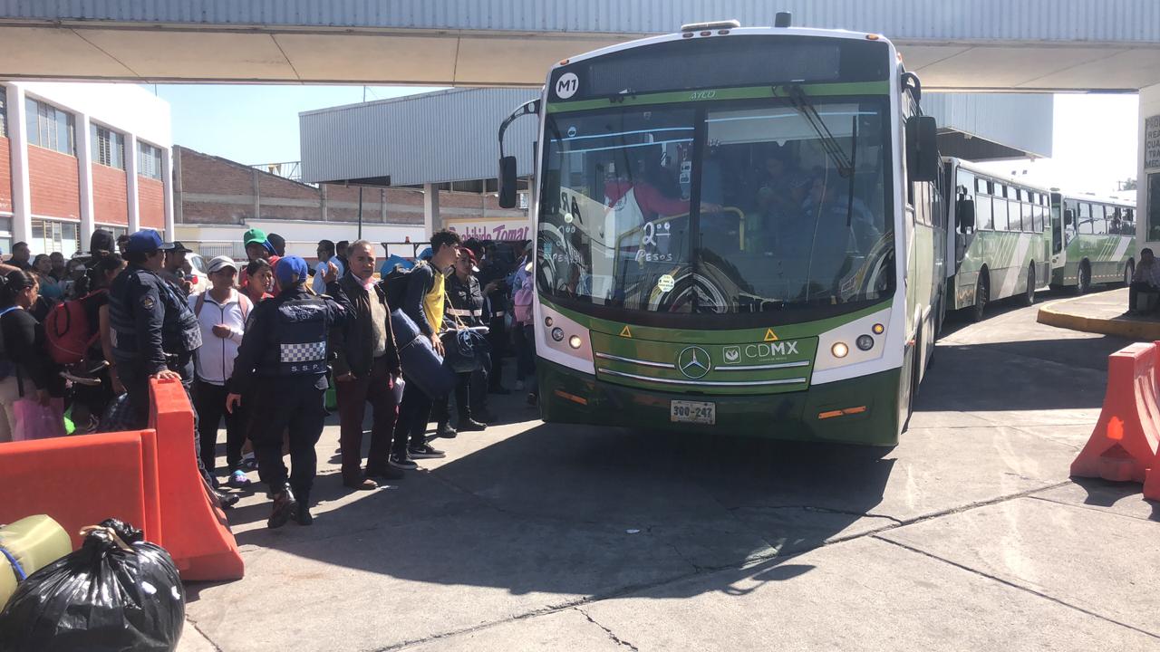 Los migrantes fueron trasladados en camiones del Sistema M1. | Karina Palacios