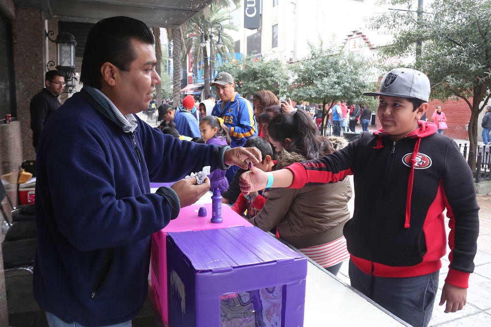 Los niños y jóvenes pueden acudir a un módulo ubicado en la Plaza Comercial Morelos. (Raúl Palacios)