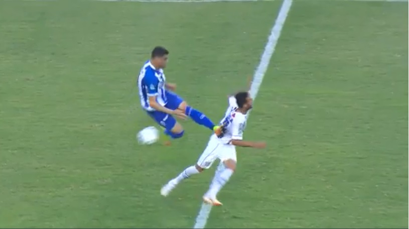 Patada desmedida tuvo lugar en partido de la Serie B del futbol de Brasil (Especial)