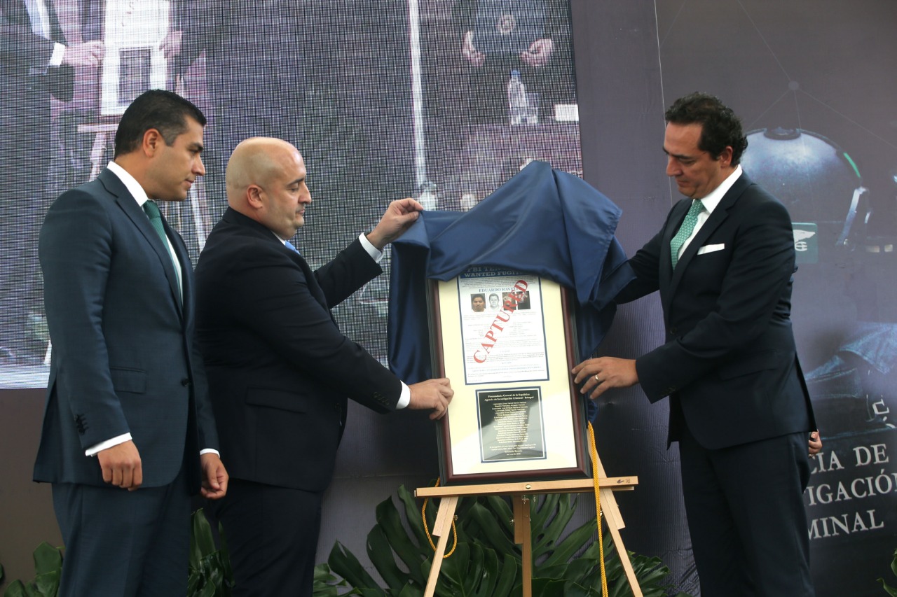 Se reconoció la labor de los compañeros caídos y se reiteró a sus familias el respeto y apoyo de la PGR. (Especial).