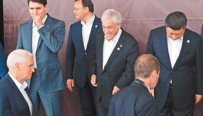 Ni siquiera en la foto oficial el chino y el estadunidense pudieron posar uno al lado del otro. Fazry Ismail. EFE