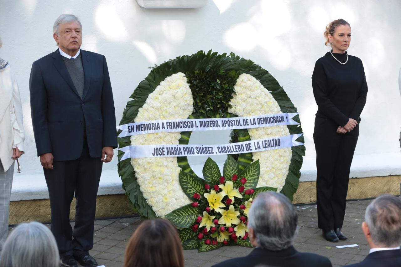 AMLO y Beatriz Gutiérrez Müller montaron una guardia de honor en memoria de Madero y Pino Suárez/Jesús Quintanar.