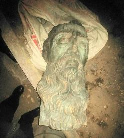 El busto de bronce con la leyenda de Anzures Morones. (Especial)