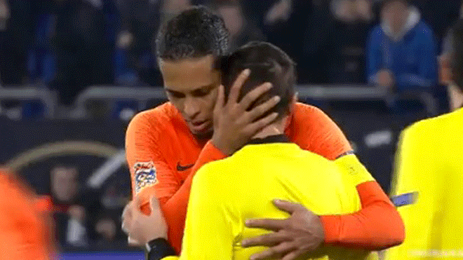 Van Dijk expresó sus condolencias al árbitro tras el final del encuentro entre Holanda y Alemania (Especial)