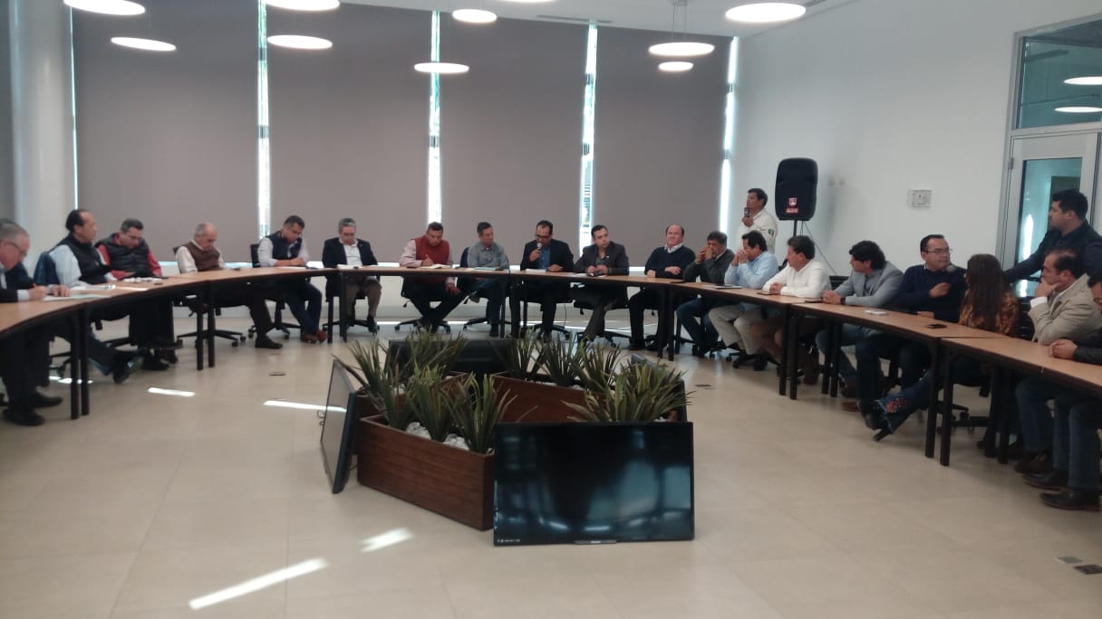 Los empresarios trabajan en una reunión similar con el delegado de Coahuila, Reyes Flores Hurtado. (Jorge Maldonado)