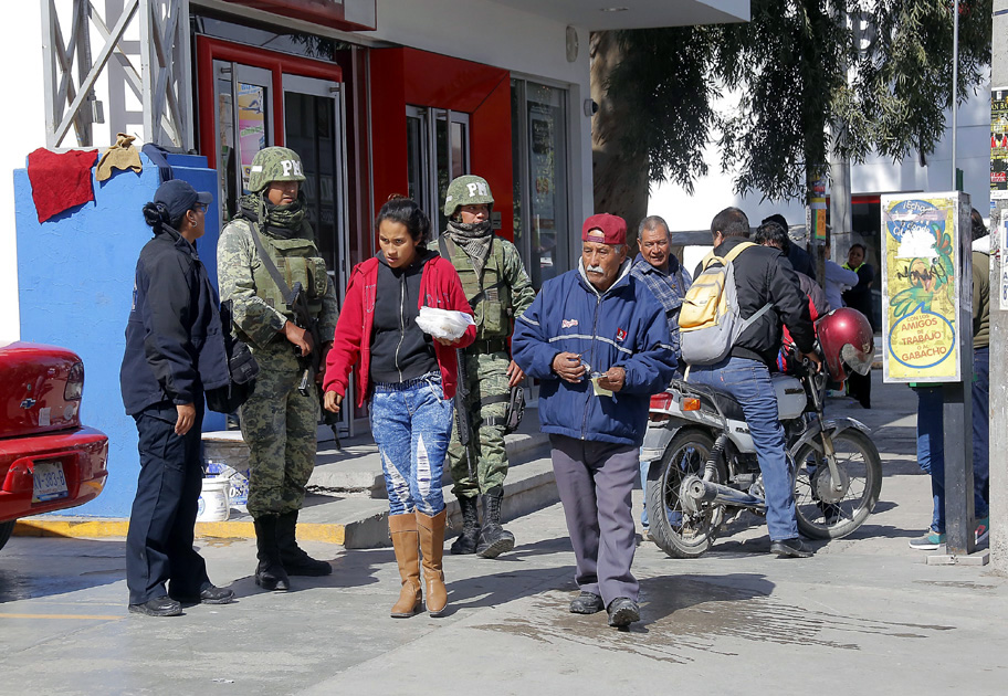 El operativo permanecerá hasta enero, ya que siguen las compras navideñas. (Saúl González)