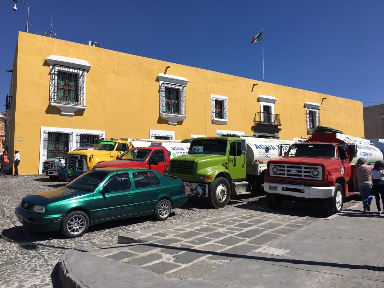 Al menos 40 pipas fueron colocadas en las afueras de Casa Aguayo (Andrés Sánchez)