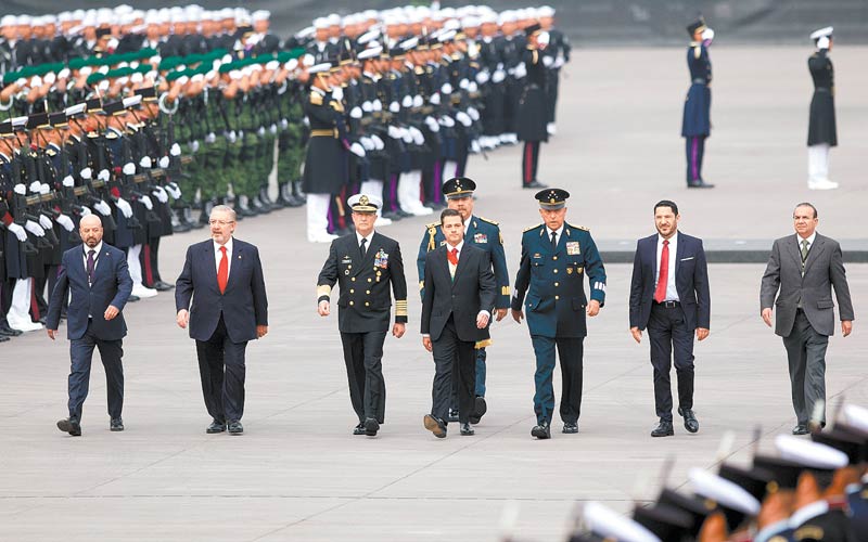El titular de Gobernación (derecha), el pasado 16 de septiembre en el Zócalo con el presidente Peña Nieto y los secretarios de Defensa y Marina. (Omar