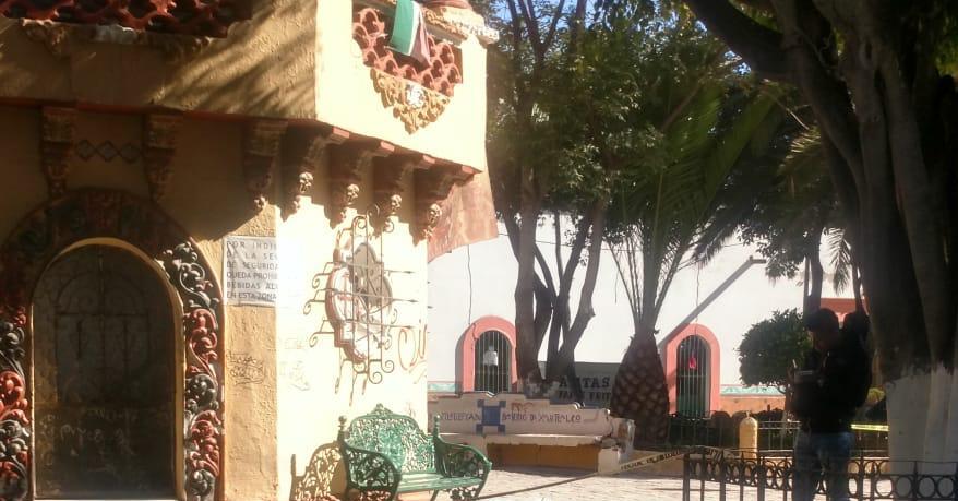 La víctima quedó tendida donde hay un letrero que prohíbe ingerir bebidas embriagantes (Andrés Sánchez)