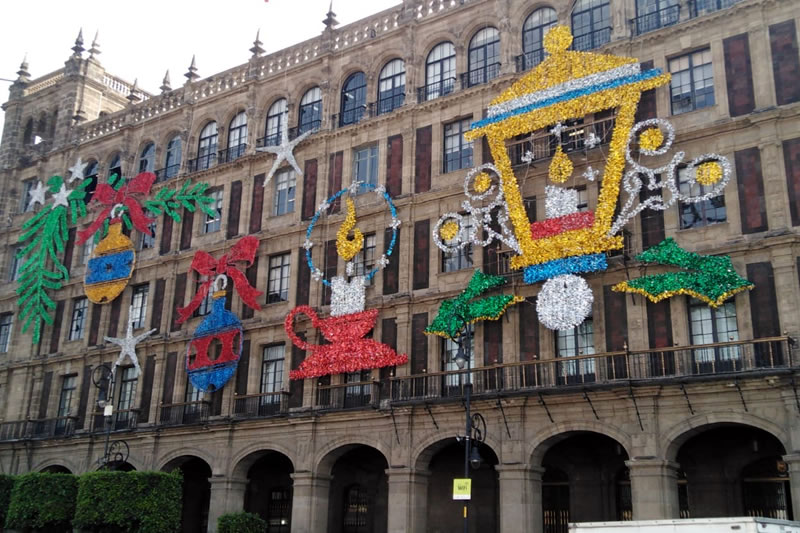 La Agencia de Gestión Urbana instalaron los adornos navideños en los edificios del Centro Histórico por las fiestas decembrinas. (Especial)