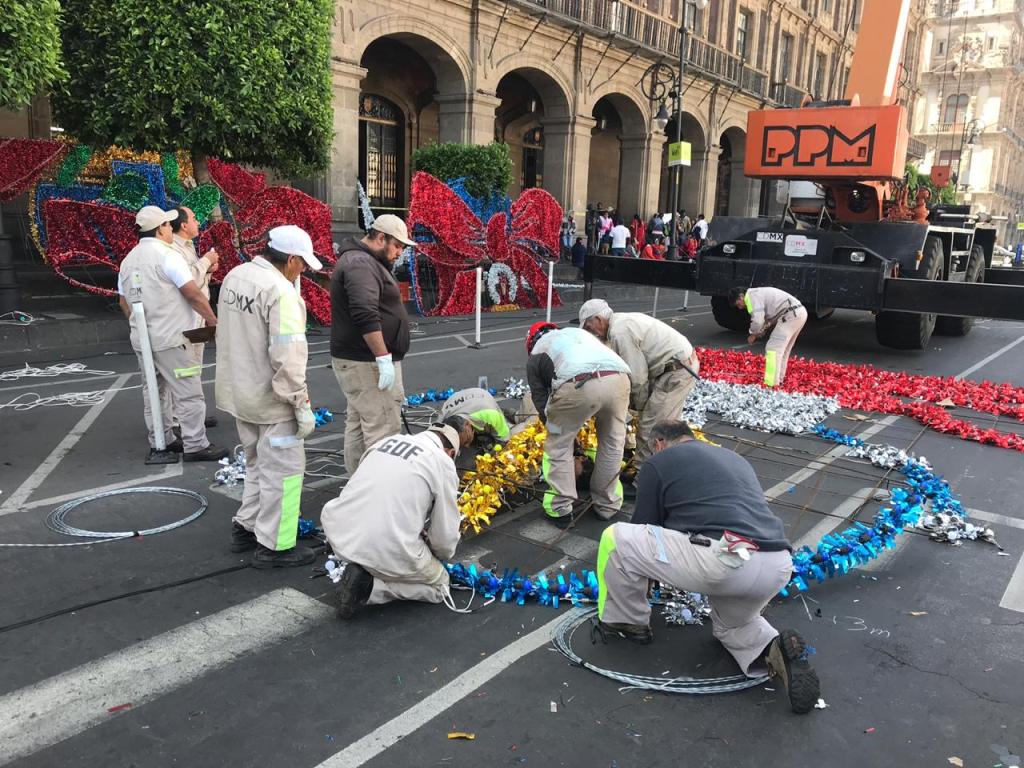 Las cuadrillas de la AGU colocan los primeros adornos navideños en el Zócalo capitalino. (Pedro Domínguez)