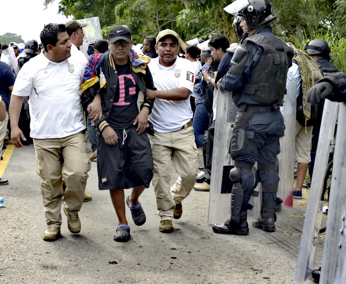 Detienen a integrantes de cuarta caravana de migrantes en Tapachula. (Abraham Jiménez | Milenio)