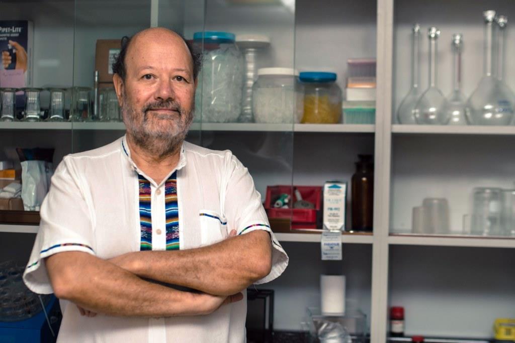 Enrique Soto Eguibar, investigador del Laboratorio de Neurofisiología Sensorial, del Instituto de Fisiología de la UAP (Especial)