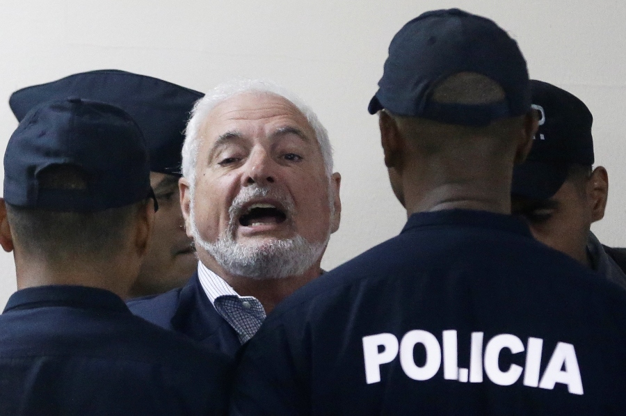 El expresidente de Panamá Ricardo Martinelli grita hoy, a su llegada a la Corte Suprema de Justicia de Panamá.