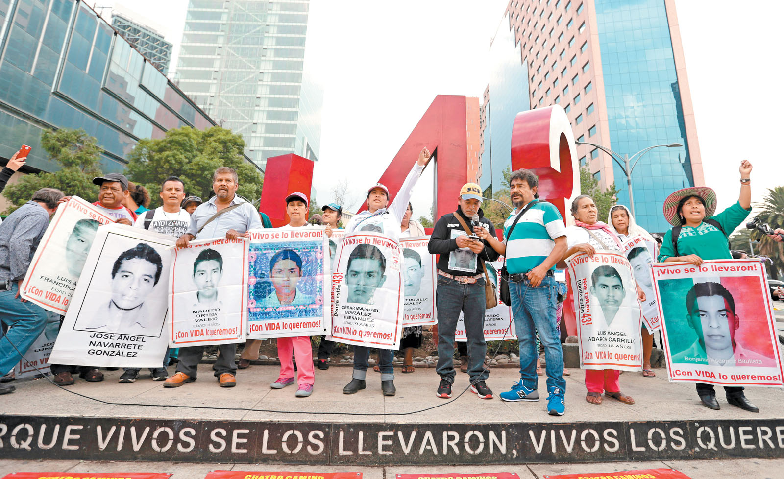Felipe de la Cruz (de camisa a rayas) encabeza una manifestación en Reforma. (Jesús Quintanar)