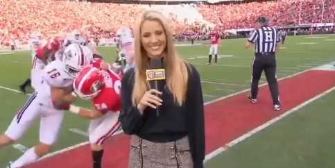 Laura Rutledge es tacleada durante partido de futbol americano (@LauraMRutledge)