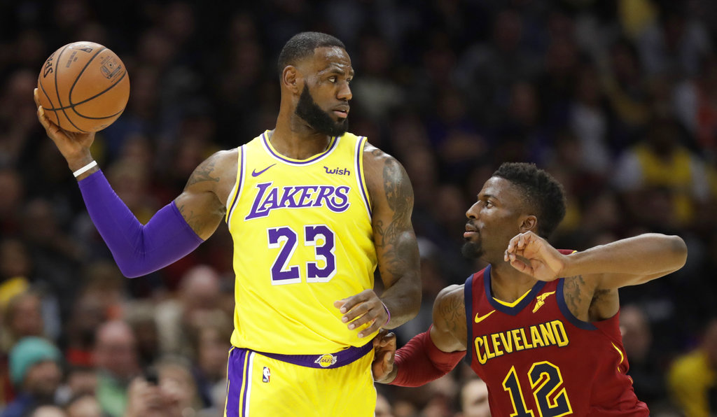 LeBron James dirigió a los Lakers al triunfo (AP)