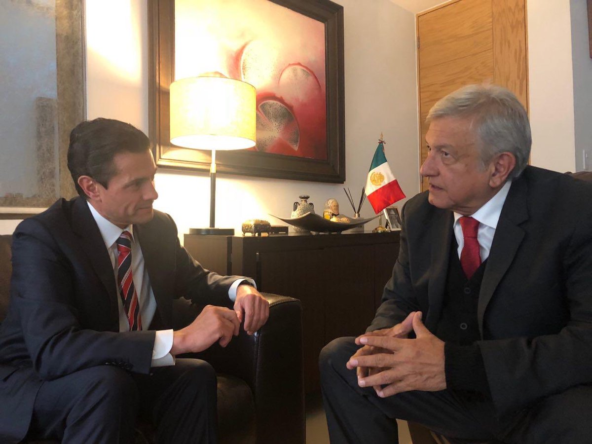 López Obrador compartió una foto en la que aparece con el presidente Peña Nieto.