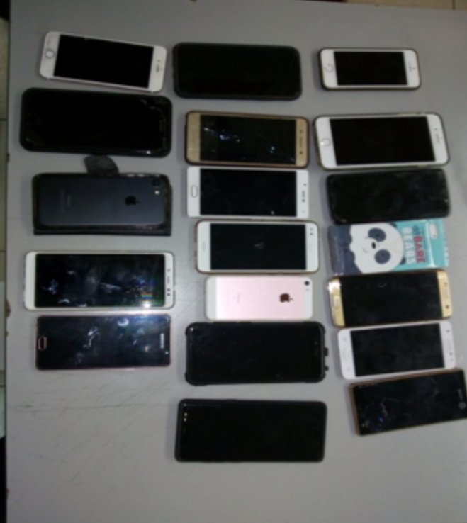 Los celulares que la Policía decomisó a la mujer de 30 años.