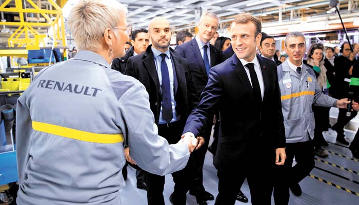Macron visitó la planta de Maubeuge el 8 de noviembre. El Estado francés es dueño de 15% de la marca.   Reuters