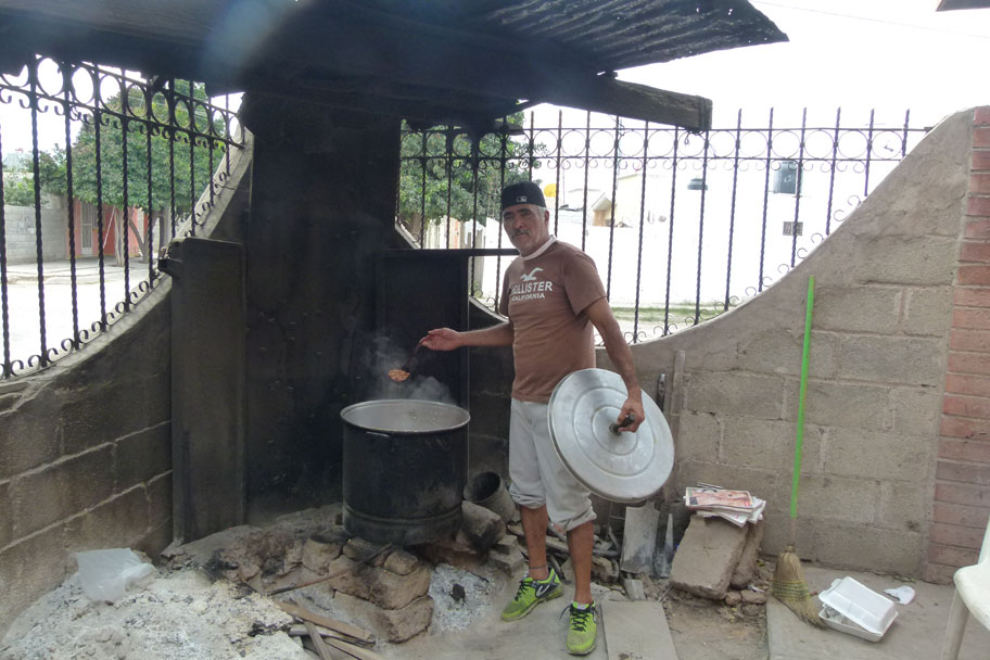 Desde las 5 de la mañana, Alberto empieza a cocer los frijoles, mientras que su esposa hace las tortillas de harina. (Sergio Guajardo)