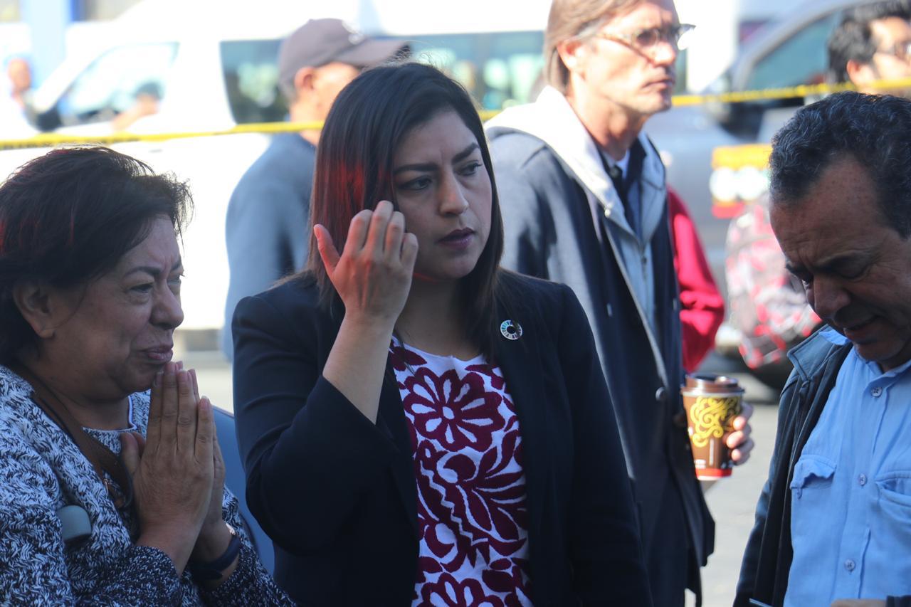 La presidenta municipal, Claudia Rivera Vivanco,  con la madre de Emmanuel Vara (Andrés Sánchez)