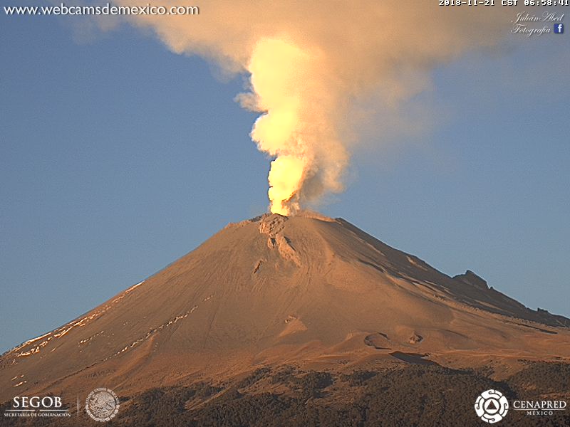 El volcán Popocatépetl ha lanzado fumarolas y material incandescente. (Cenapred)