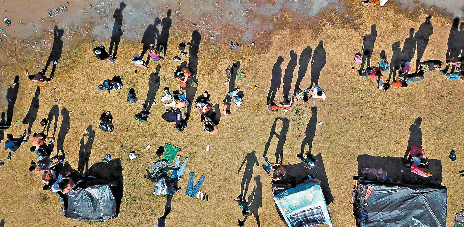 Centroamericanos descansan en el albergue, pero otros se han empleado en las maquilas fronterizas. (Maria de la luz Ascencio/EFE)