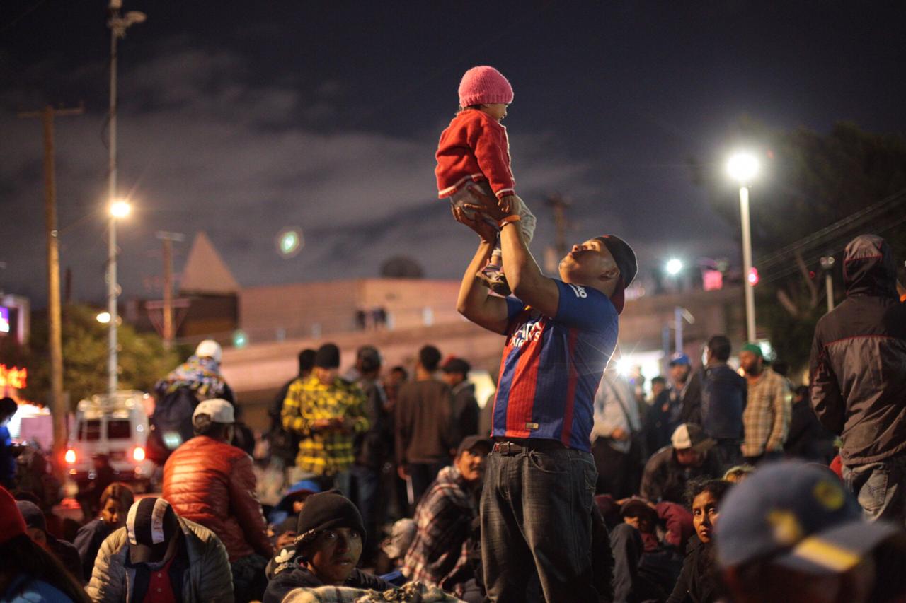 Decenas de migrantes se encuentran concentrados en la entrada del puente fronterizo El Chaparral. (Jesús Quintanar)