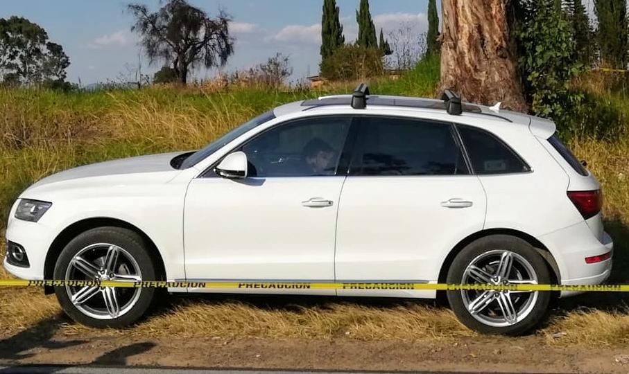 Elementos de la policía municipal de Tlalancaleca localizaron el cuerpo de un hombre al interior de su camioneta en la carretera federal México-Puebla