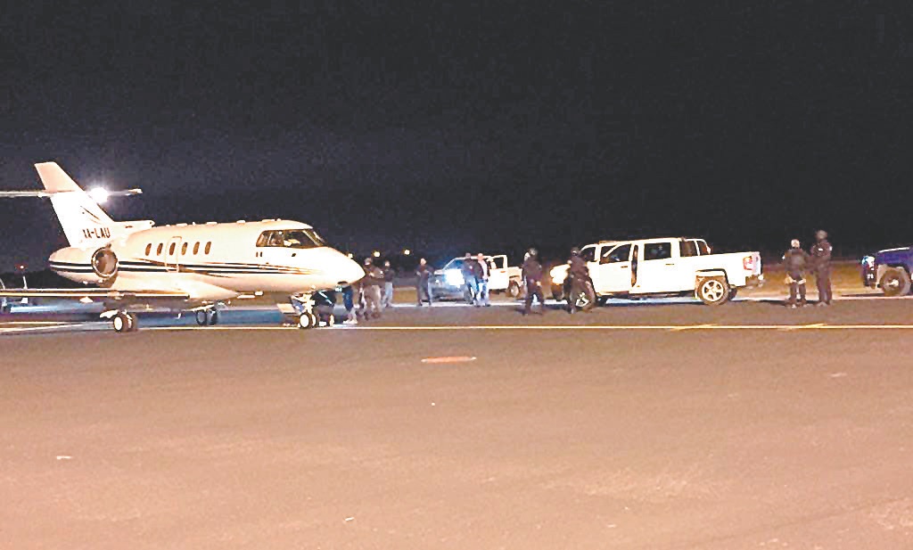 El exgobernador fue llevado del aeropuerto de Victoria al de Toluca la noche del martes. (CORTESÍA)
