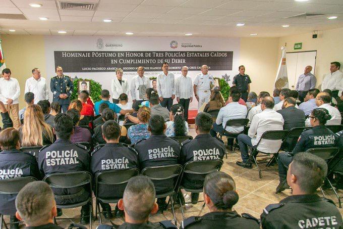 Héctor Astudillo acudió al homenaje de los tres policías fallecidos. (Especial)