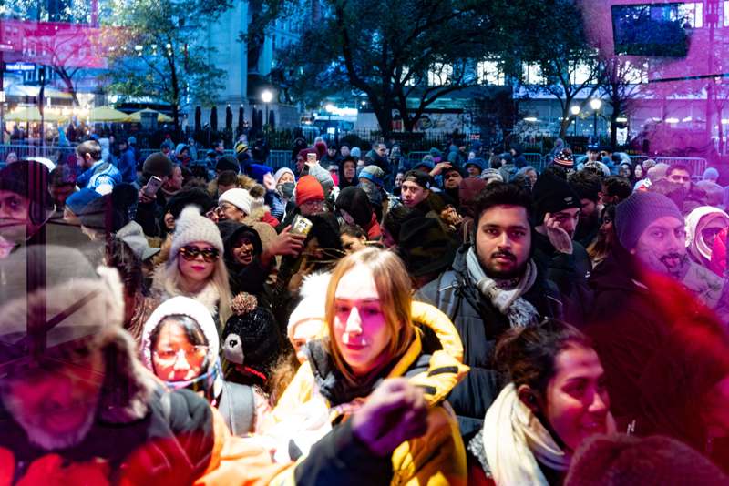 Horas antes del inicio oficial del "Black Friday", o Viernes Negro, miles de personas se aglomeraron frente a las puertas de tiendas.