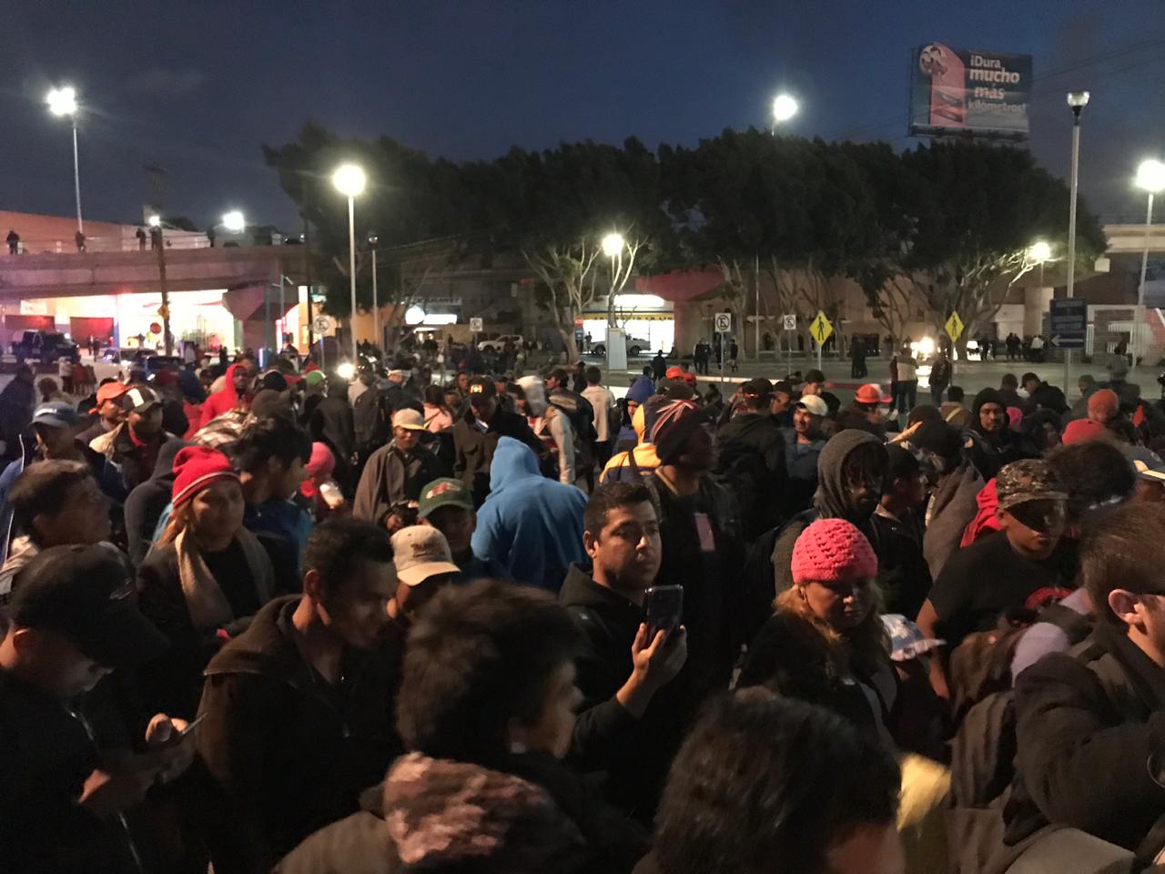 Los migrantes permanecen en la entrada de la  garita. (José Antonio Belmont)