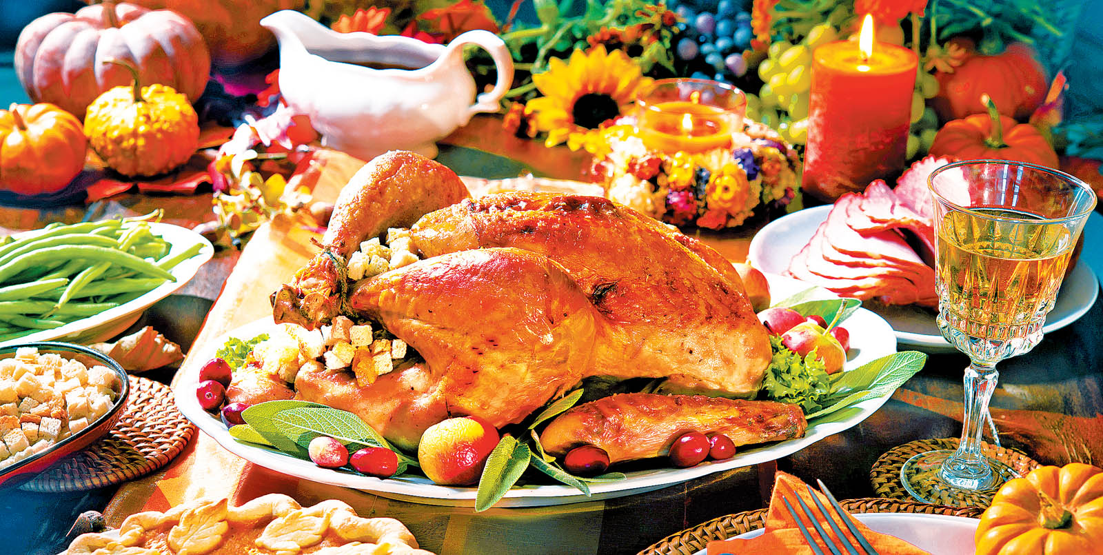 El pavo se acompaña de salsa de arándanos y coles de bruselas. (Shutterstock)