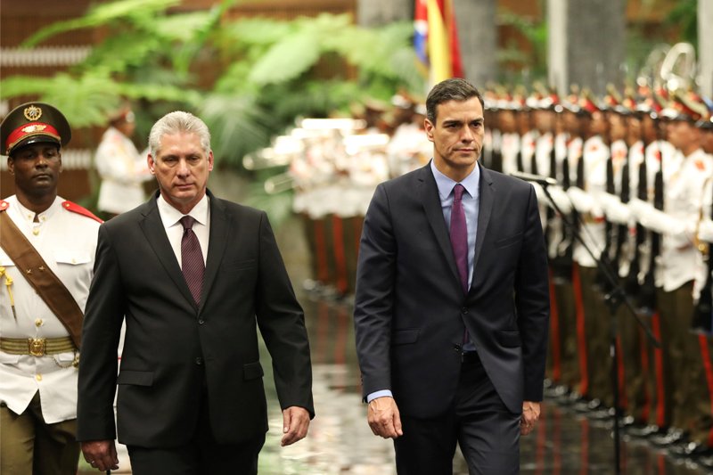 El presidente de Cuba, Miguel Díaz-Canel, y el primer ministro de España, Pedro Sánchez, revisan una guardia de honor durante una ceremonia en el Pala
