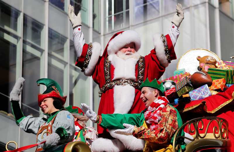 Santa Claus también tuvo su carro alegórico. (Reuters)