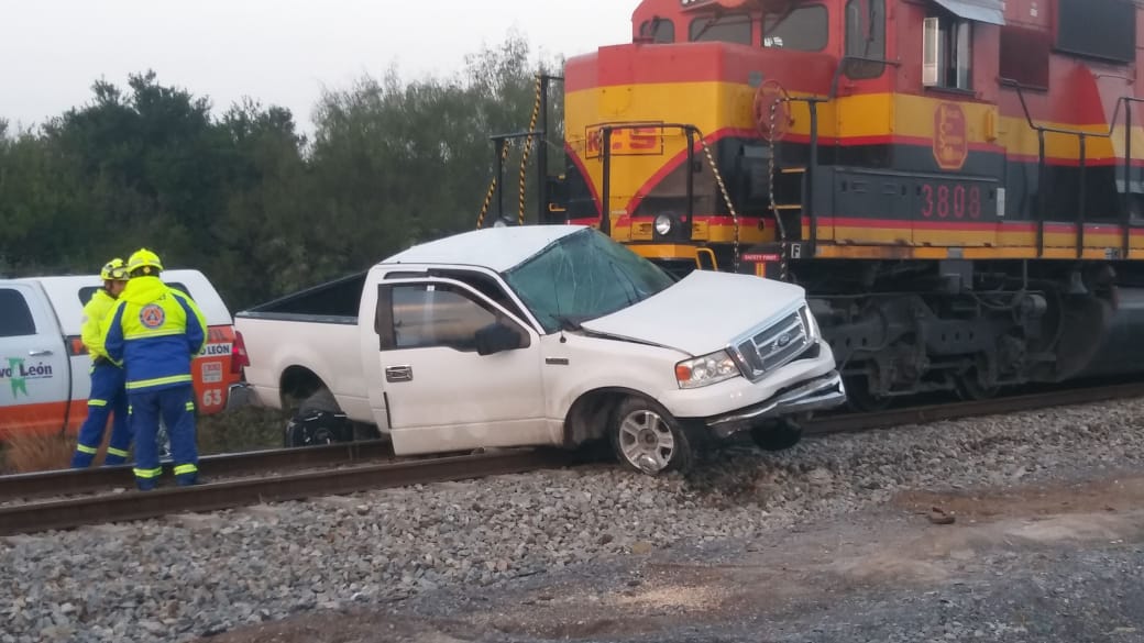 La camioneta fue arrastrada varios metros por el tren. (Foto: Especial)