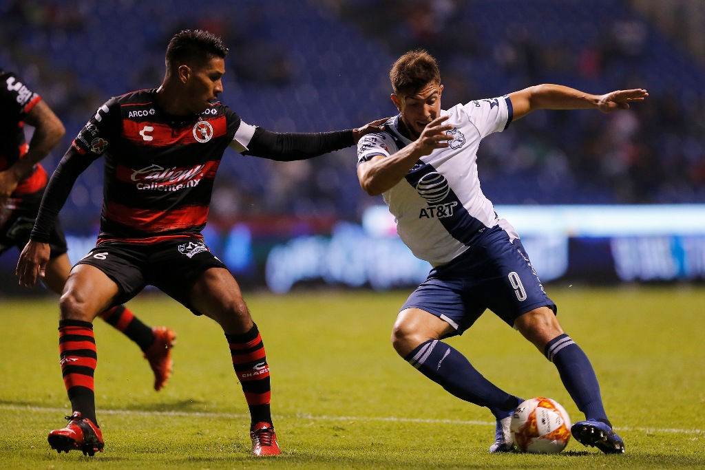 Lucas Cavallini en disputa por el balón (Imago7)