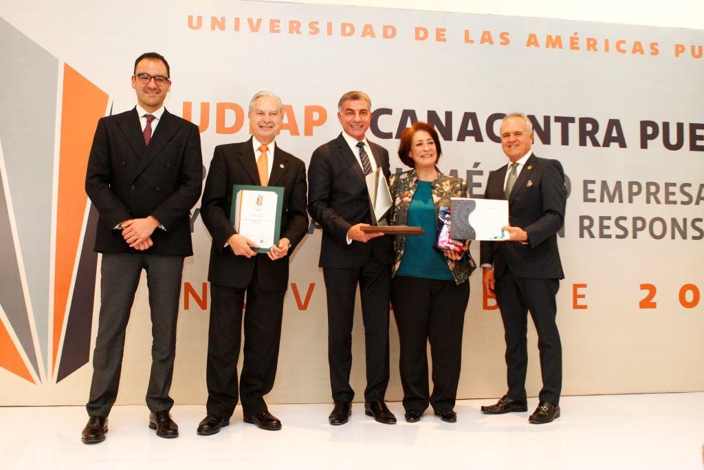 Luis Ernesto Deberz, rector de la Udlap durante entrega de premios de la universidad y la canacintra (Especial)