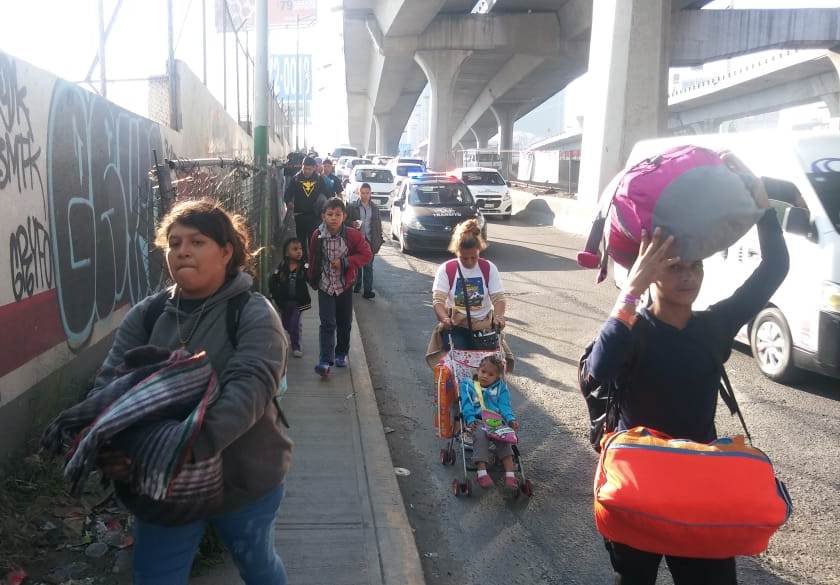Los migrantes recorren Periférico Norte, desde le Metro Cuatro Caminos. (Francisco Mejía9