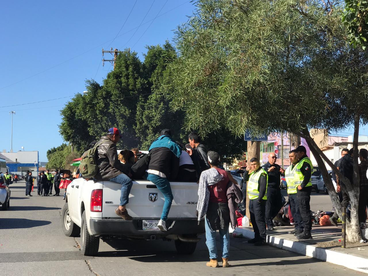 Los migrantes regresaron al albergue en Tijuana a bordo de camionetas del INM. (José Antonio Belmont)