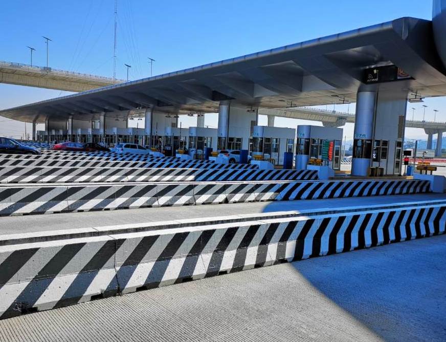 Los padres de los 43 permiten el paso de los automovilistas en la caseta a Cuernavaca. (Jorge Becerril)