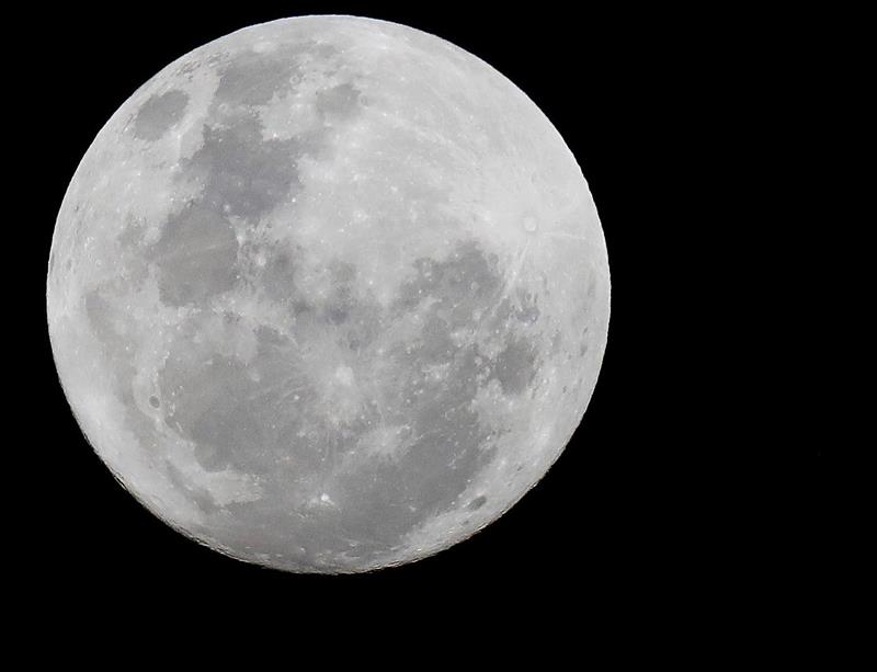 Sudáfrica. La luna llena en la ciudad de Johannesburgo. (EFE)
