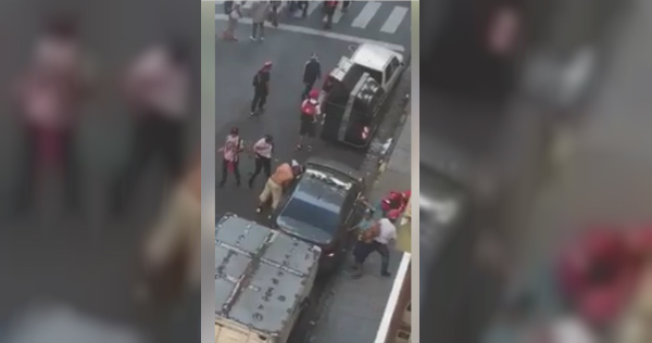 Aficionados intentaron robar autos (Especial)