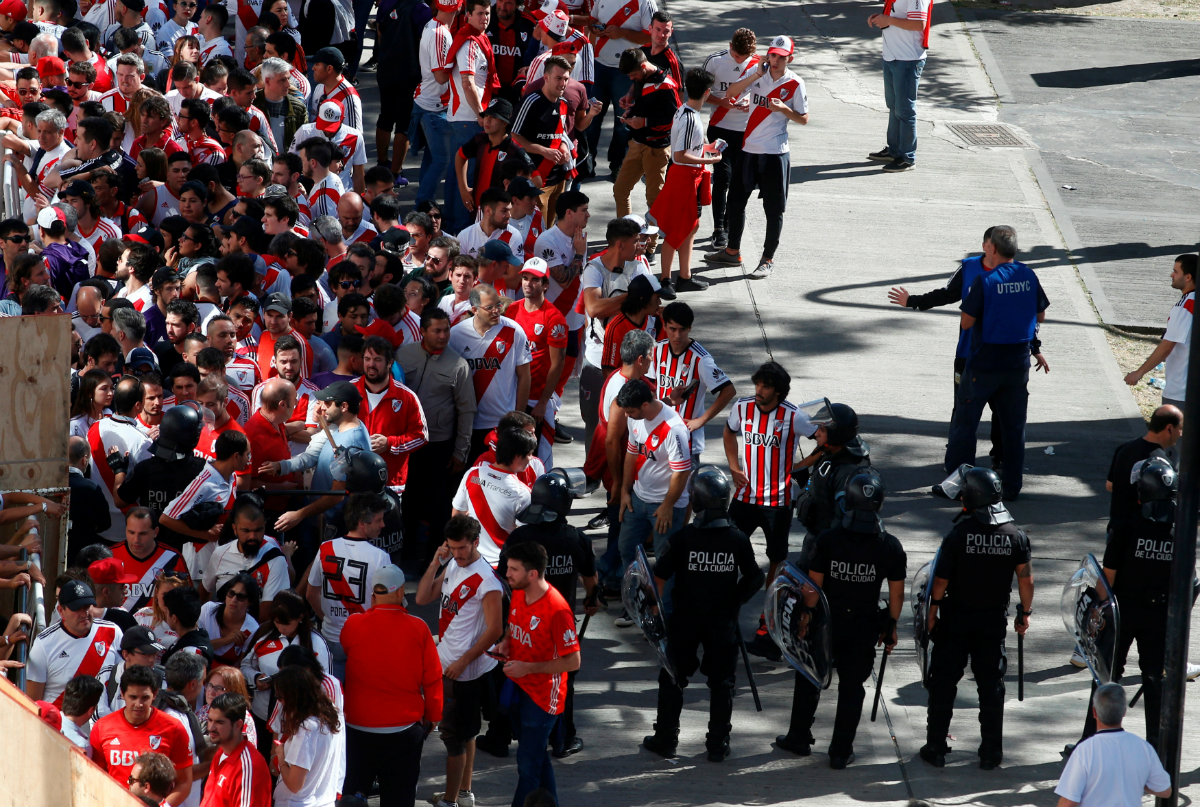 Aficionados de River Plate enfrentan a policía afuera del Estadio Monumental (Reuters)